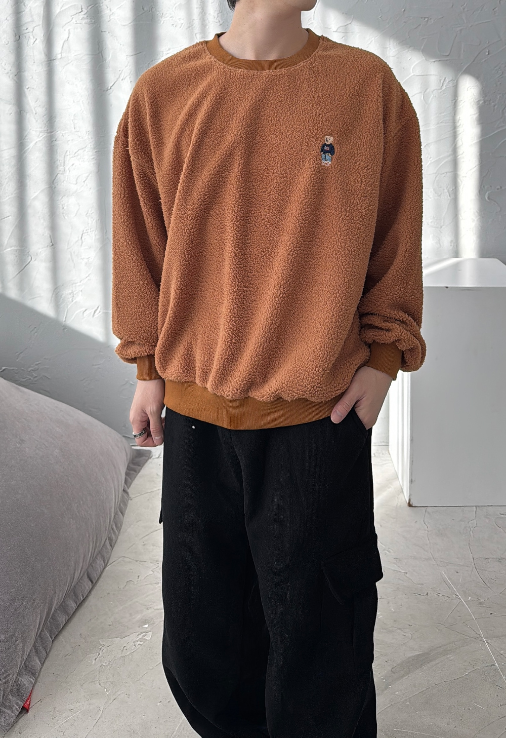 긴팔 티셔츠 모델 착용 이미지-S37L51