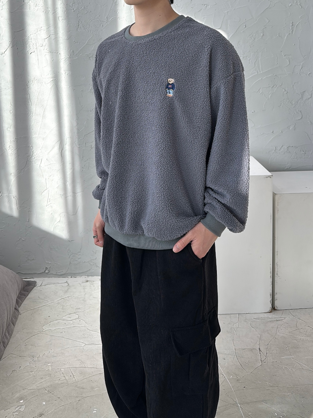 긴팔 티셔츠 모델 착용 이미지-S37L45