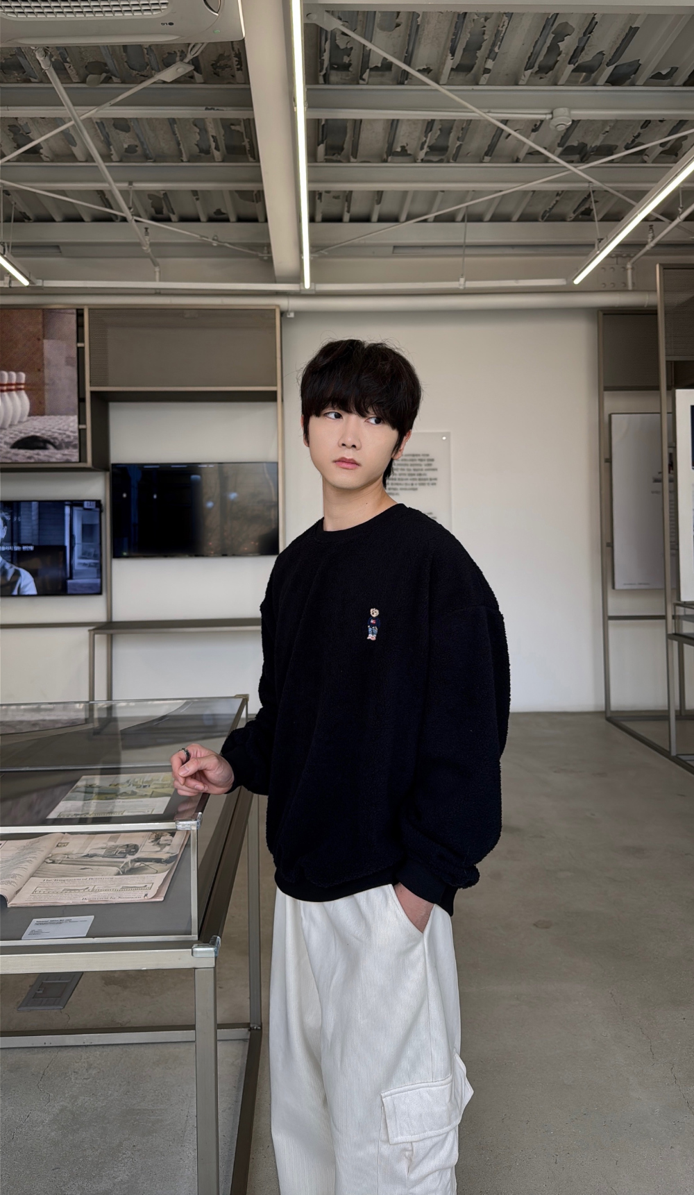 긴팔 티셔츠 모델 착용 이미지-S37L15