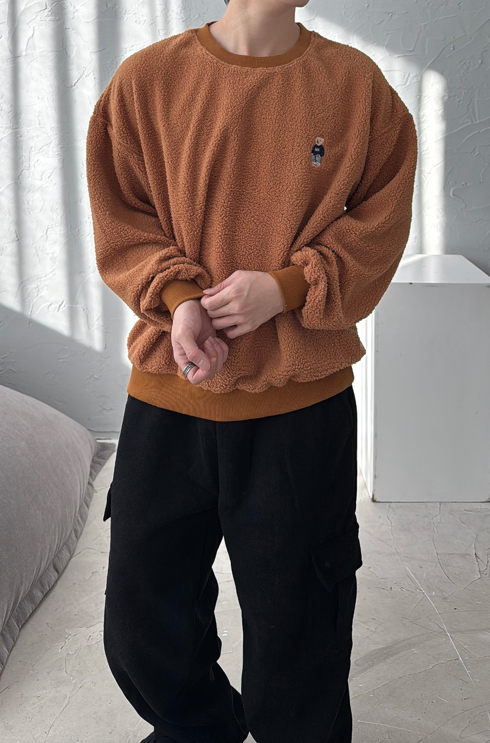 긴팔 티셔츠 모델 착용 이미지-S37L54