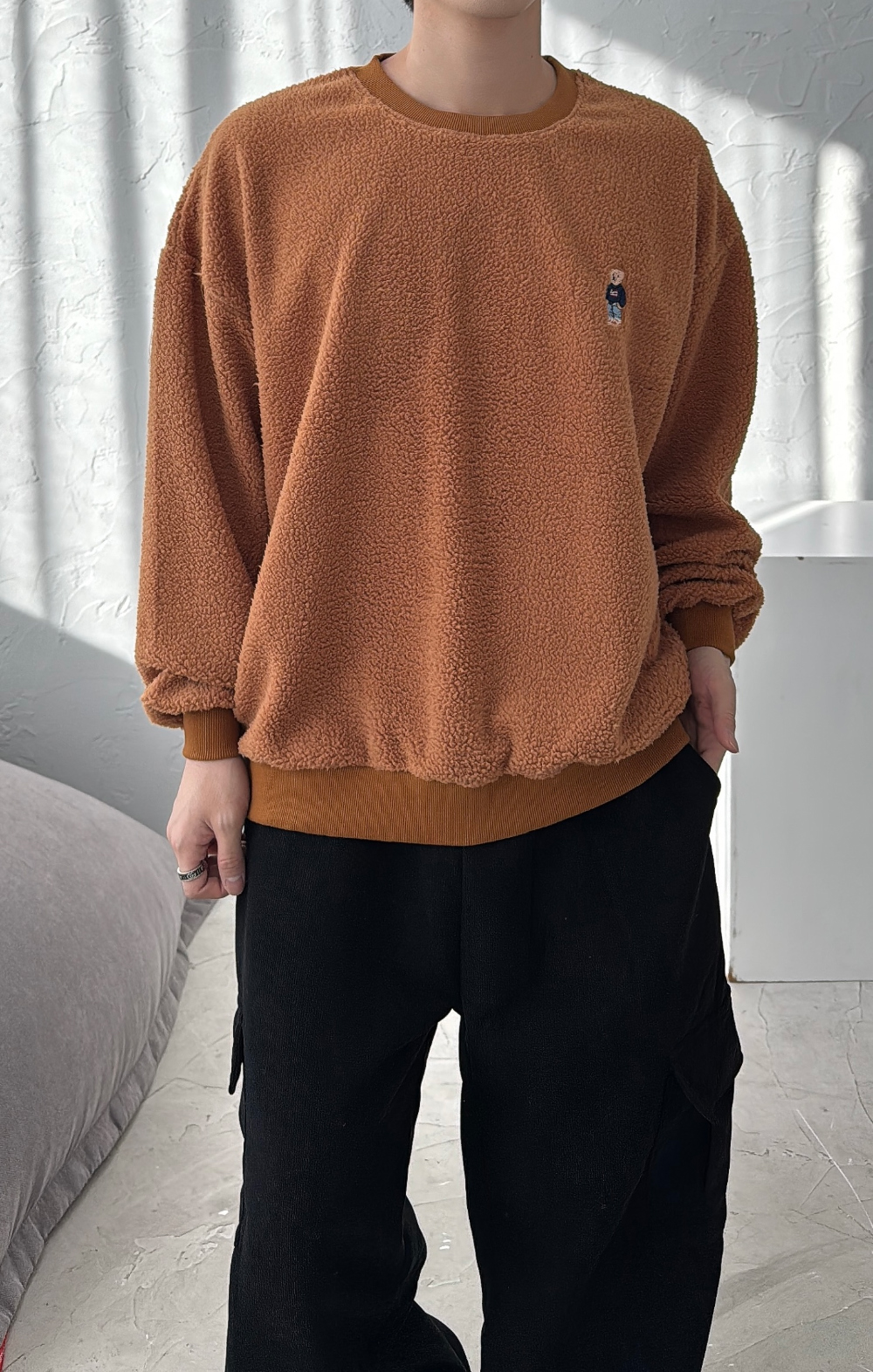 긴팔 티셔츠 모델 착용 이미지-S37L53