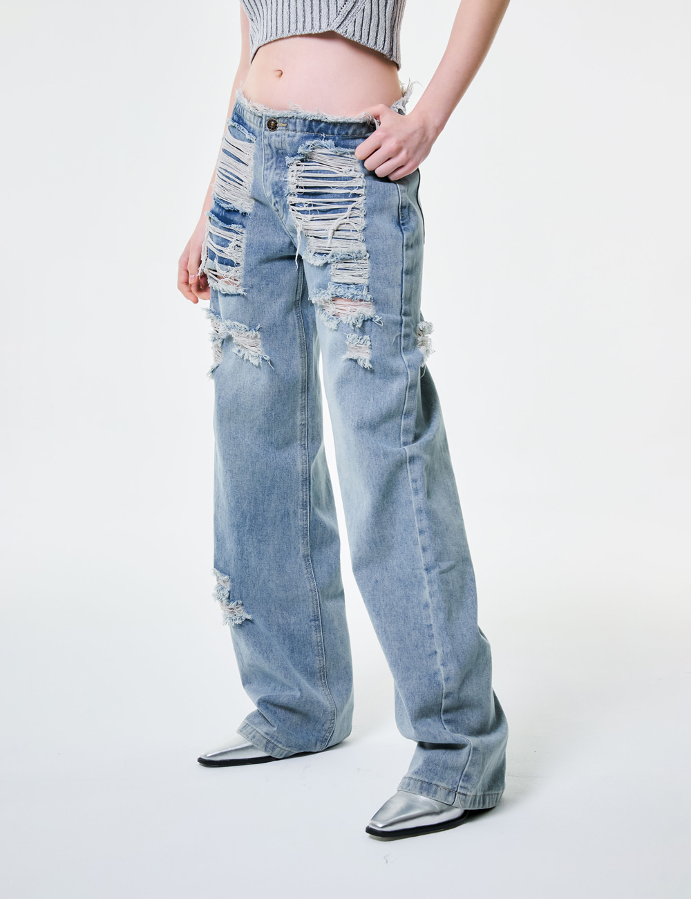 LOW RISE DISTRESSED JEANS