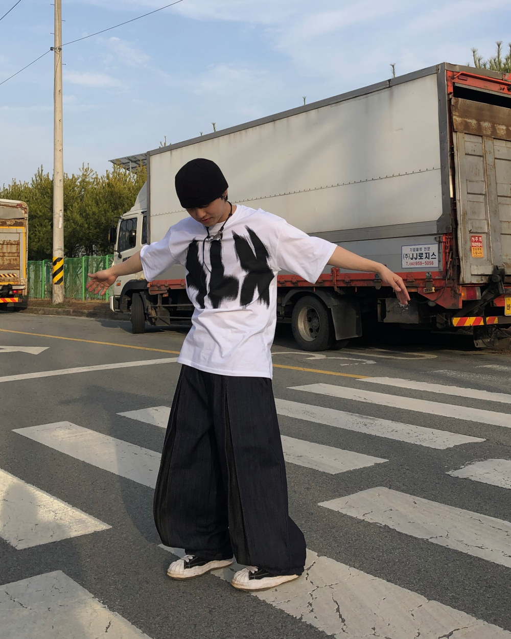 반팔 티셔츠 모델 착용 이미지-S1L33