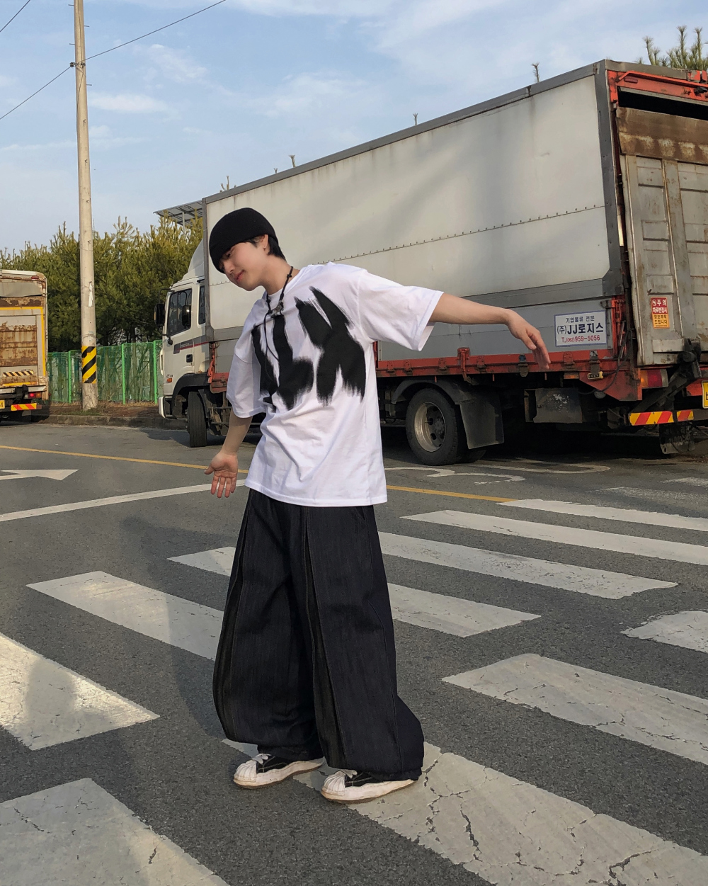 반팔 티셔츠 모델 착용 이미지-S1L14