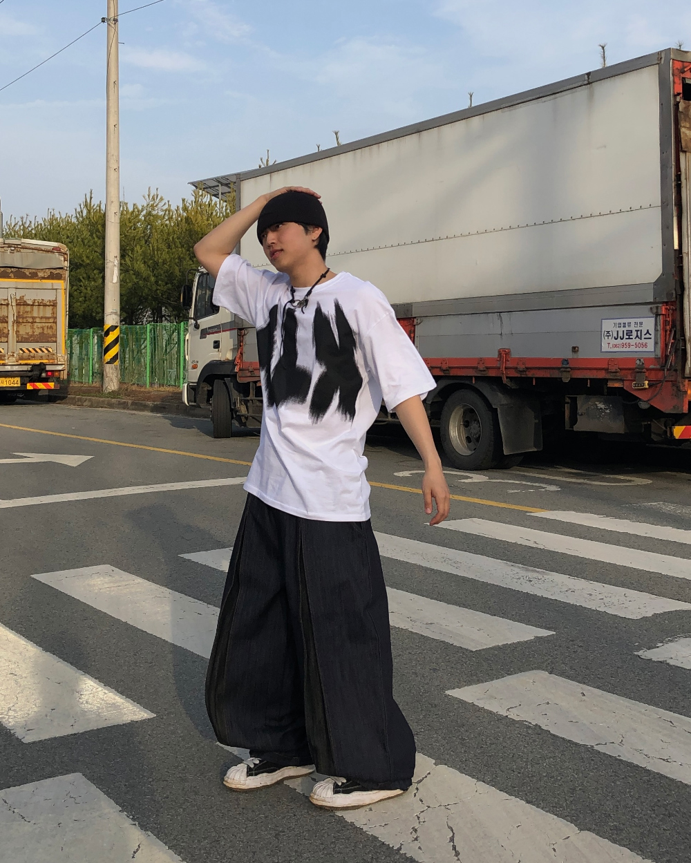 반팔 티셔츠 모델 착용 이미지-S1L32