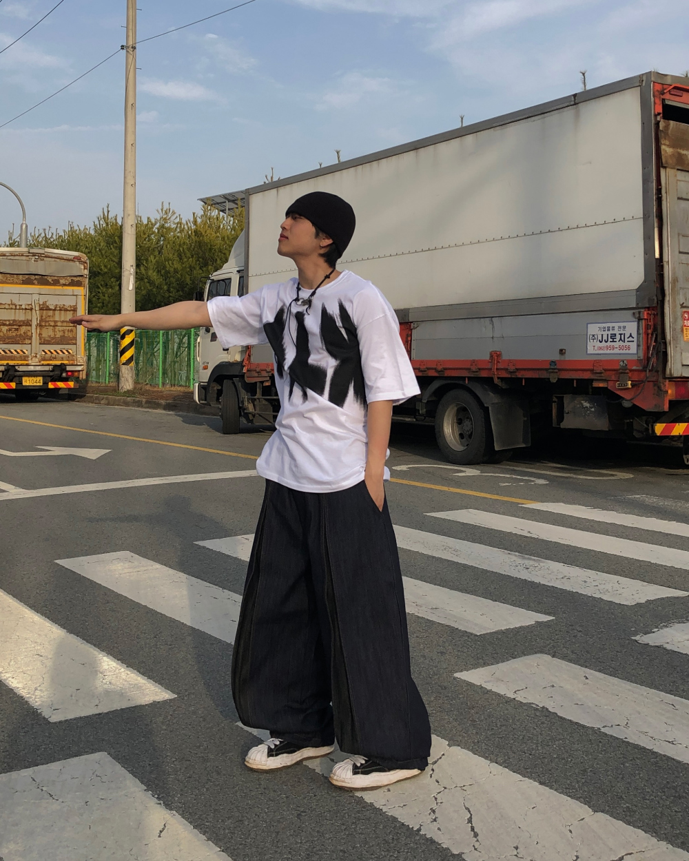 반팔 티셔츠 모델 착용 이미지-S1L39