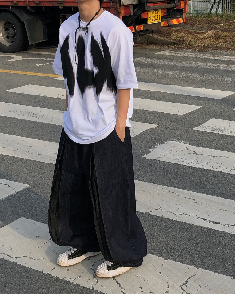 반팔 티셔츠 모델 착용 이미지-S1L30