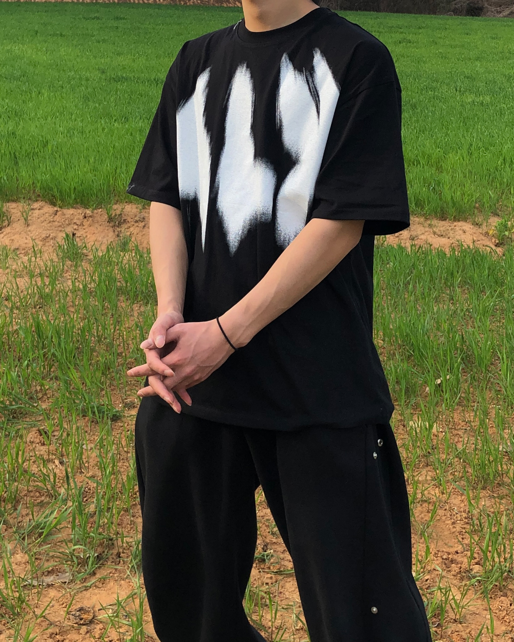 반팔 티셔츠 모델 착용 이미지-S1L44