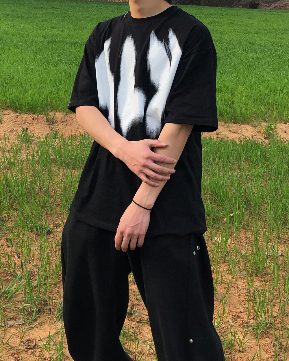 반팔 티셔츠 모델 착용 이미지-S1L45