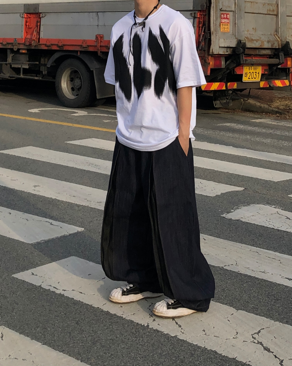 반팔 티셔츠 모델 착용 이미지-S1L35