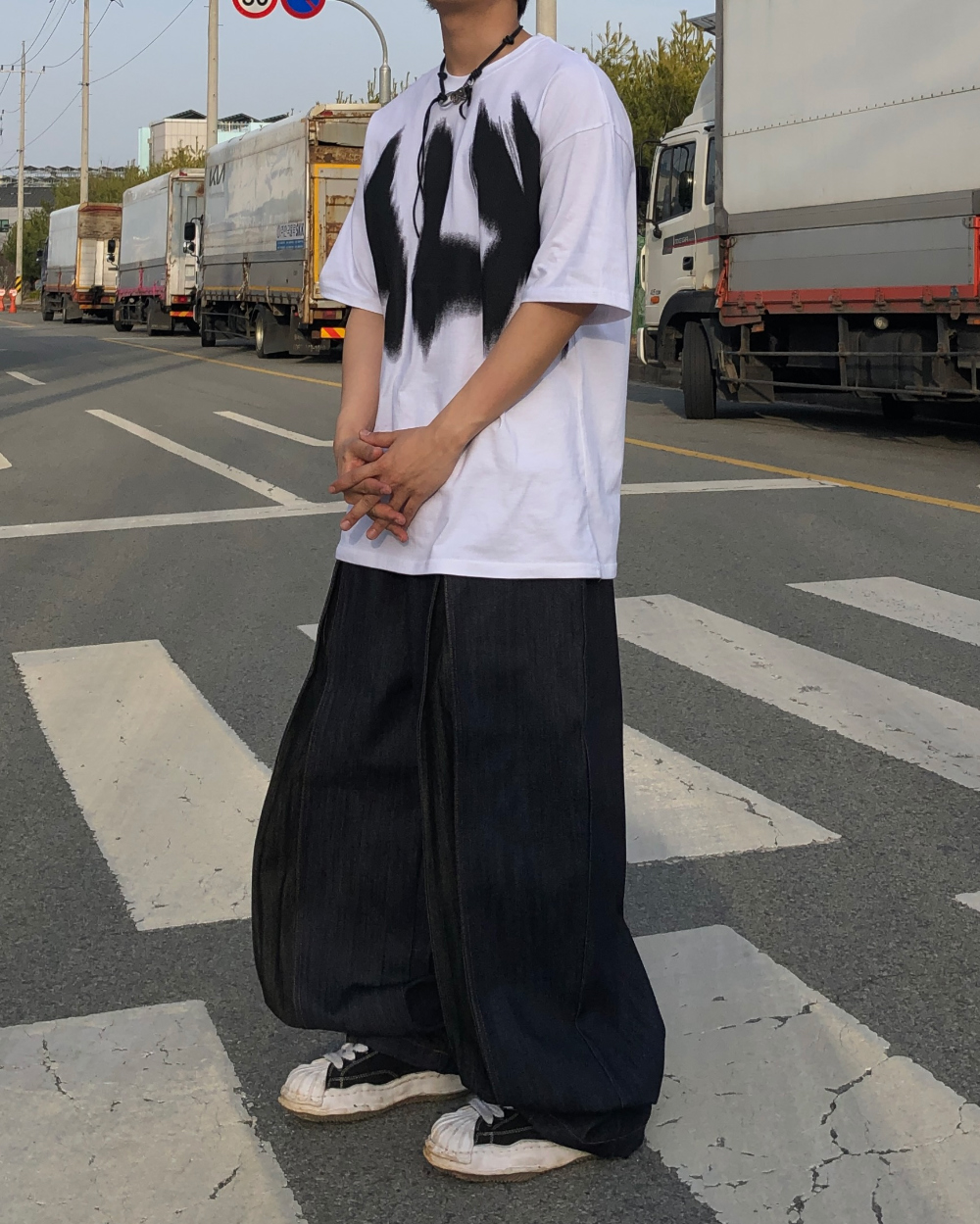 반팔 티셔츠 모델 착용 이미지-S1L31