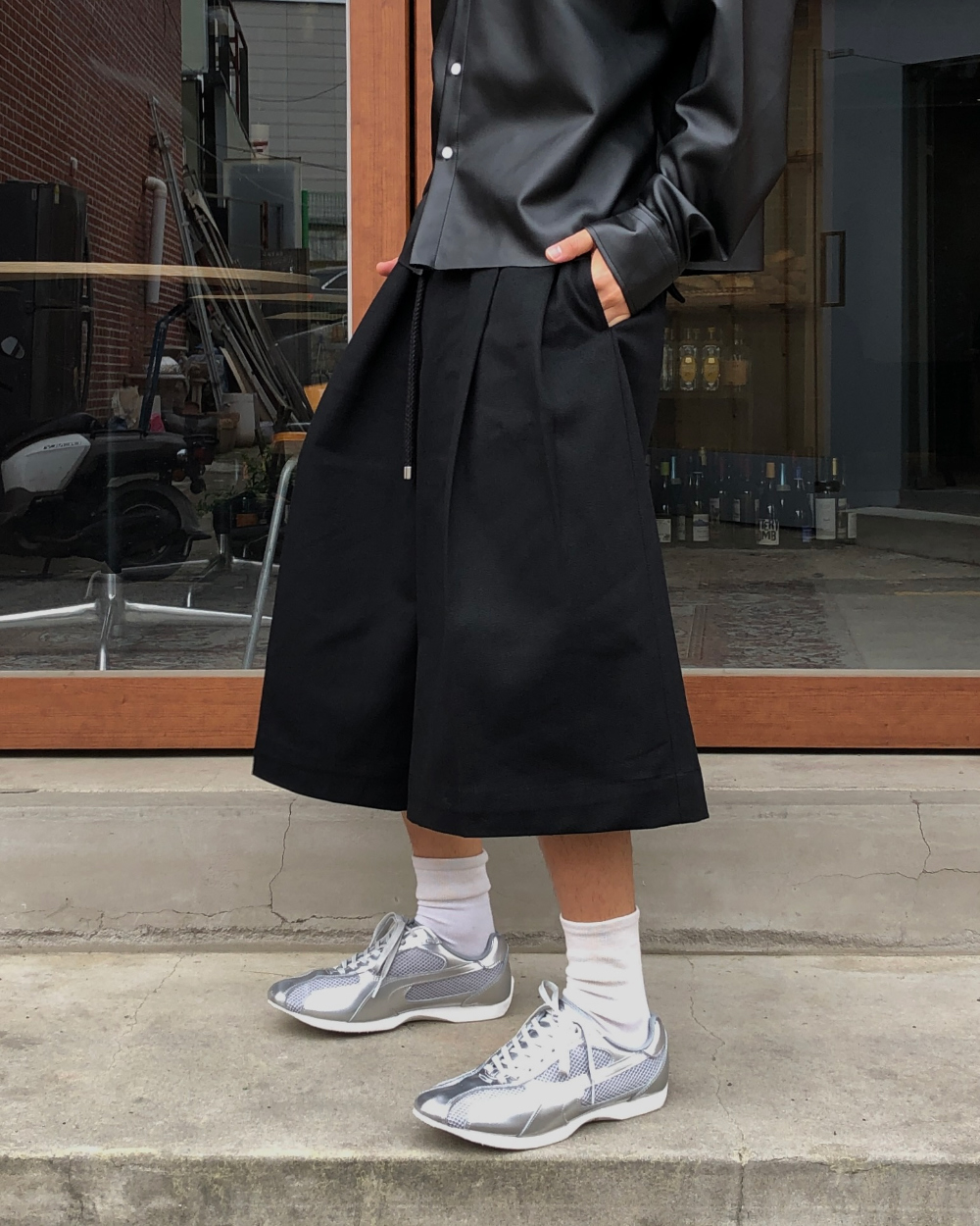 바지 모델 착용 이미지-S1L33