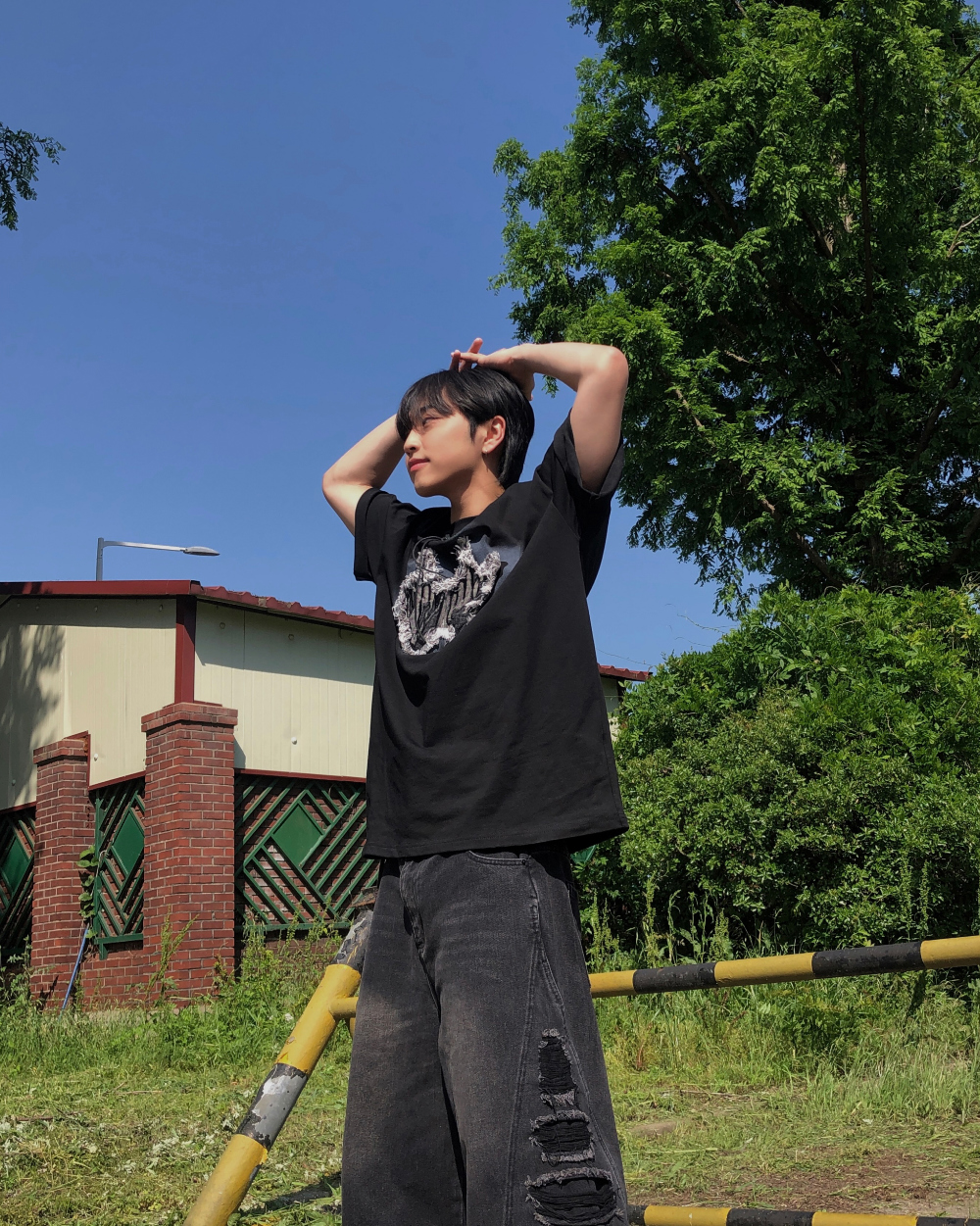 반팔 티셔츠 모델 착용 이미지-S1L13