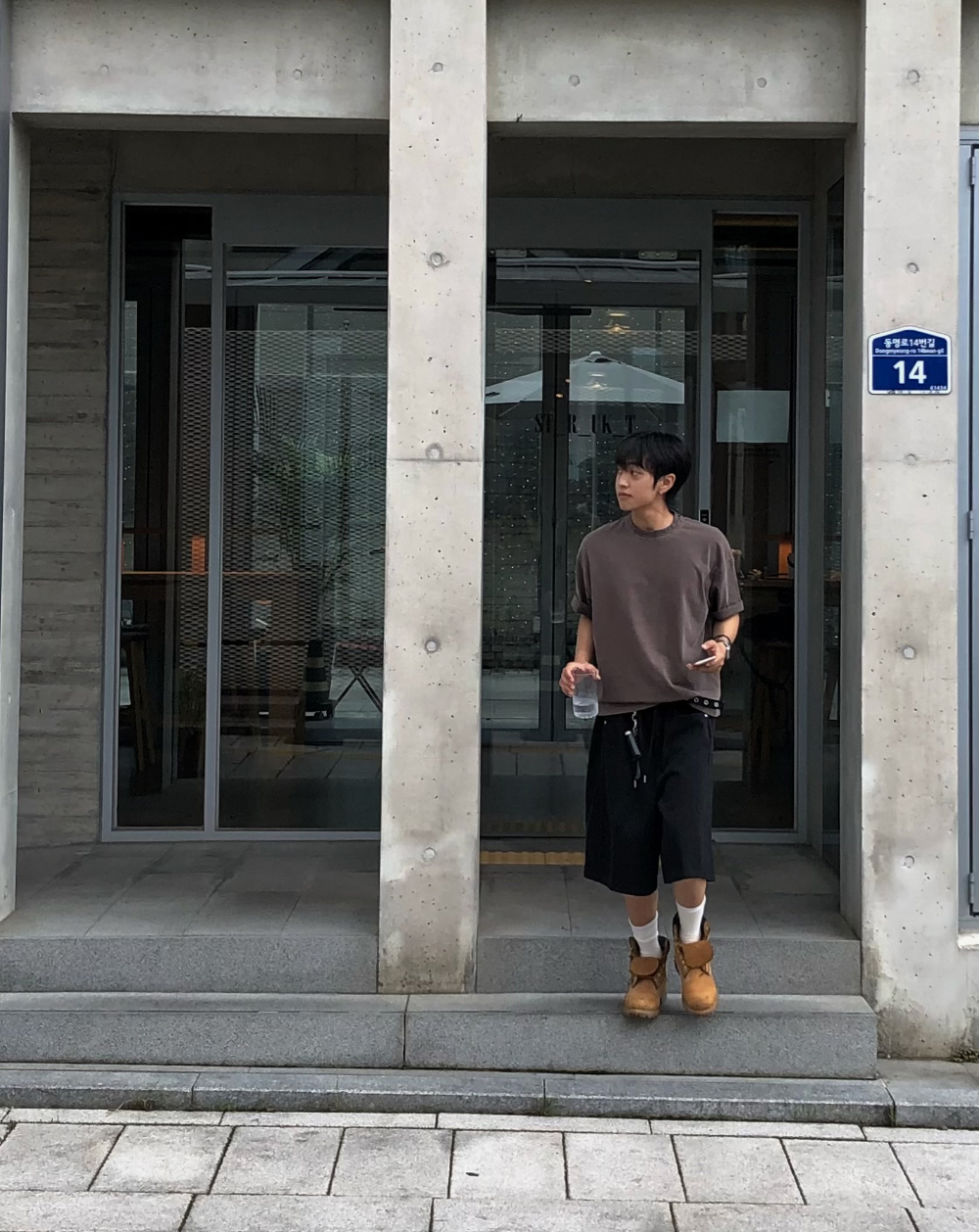 模特兒身穿短袖T卹 - S1L21