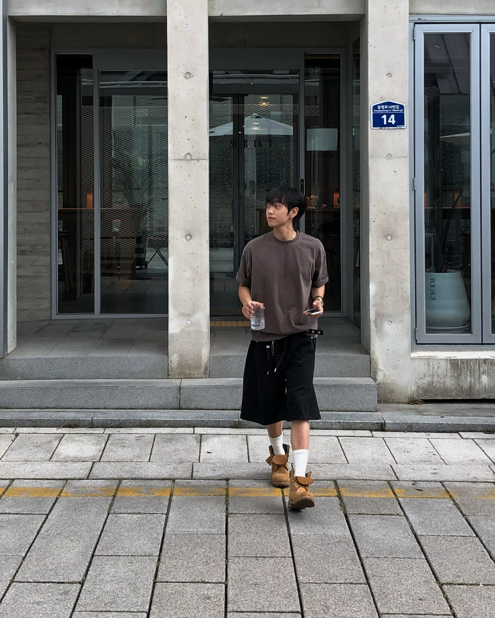 模特兒身穿短袖T卹 - S1L18