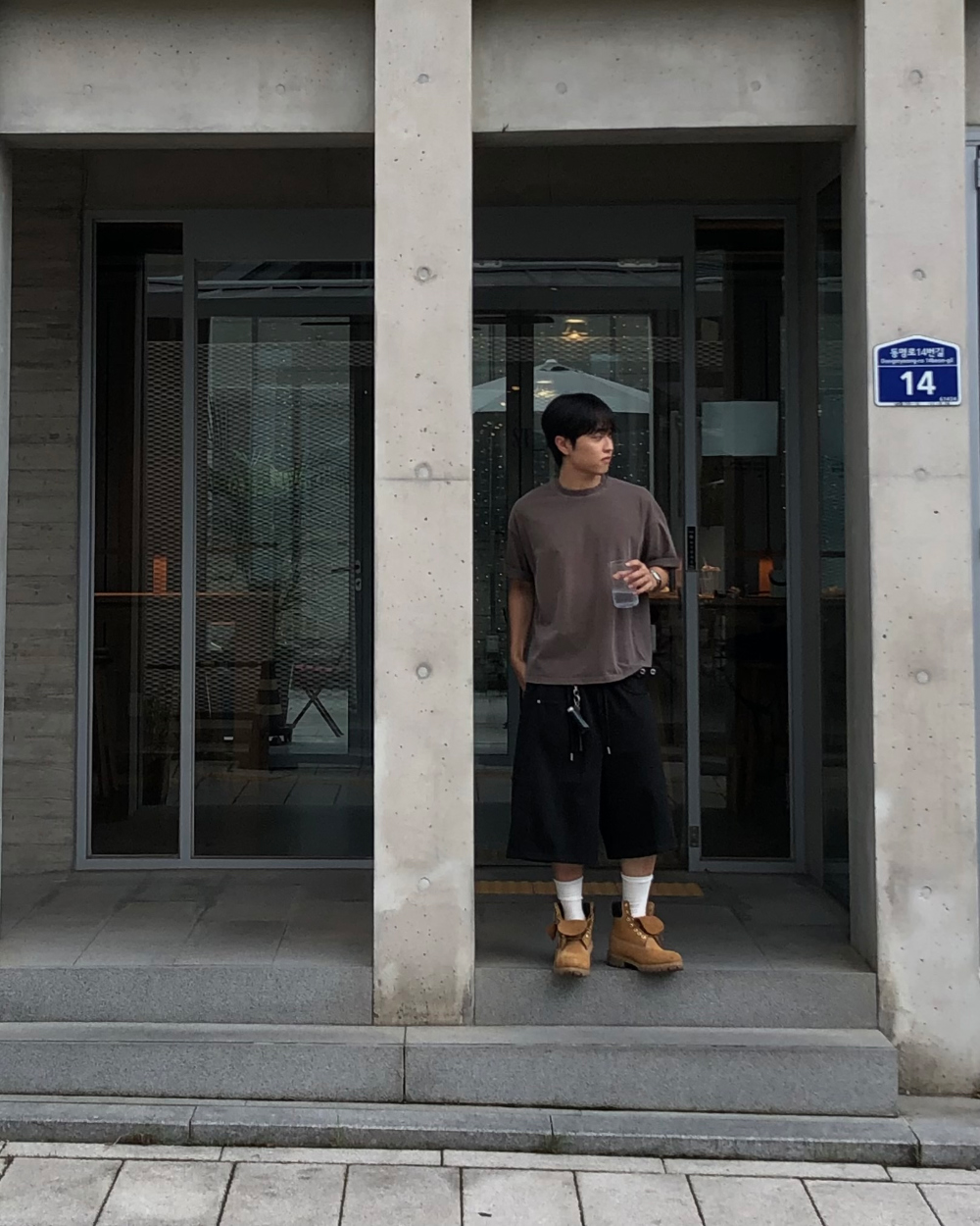 模特兒身穿短袖T卹 - S1L26