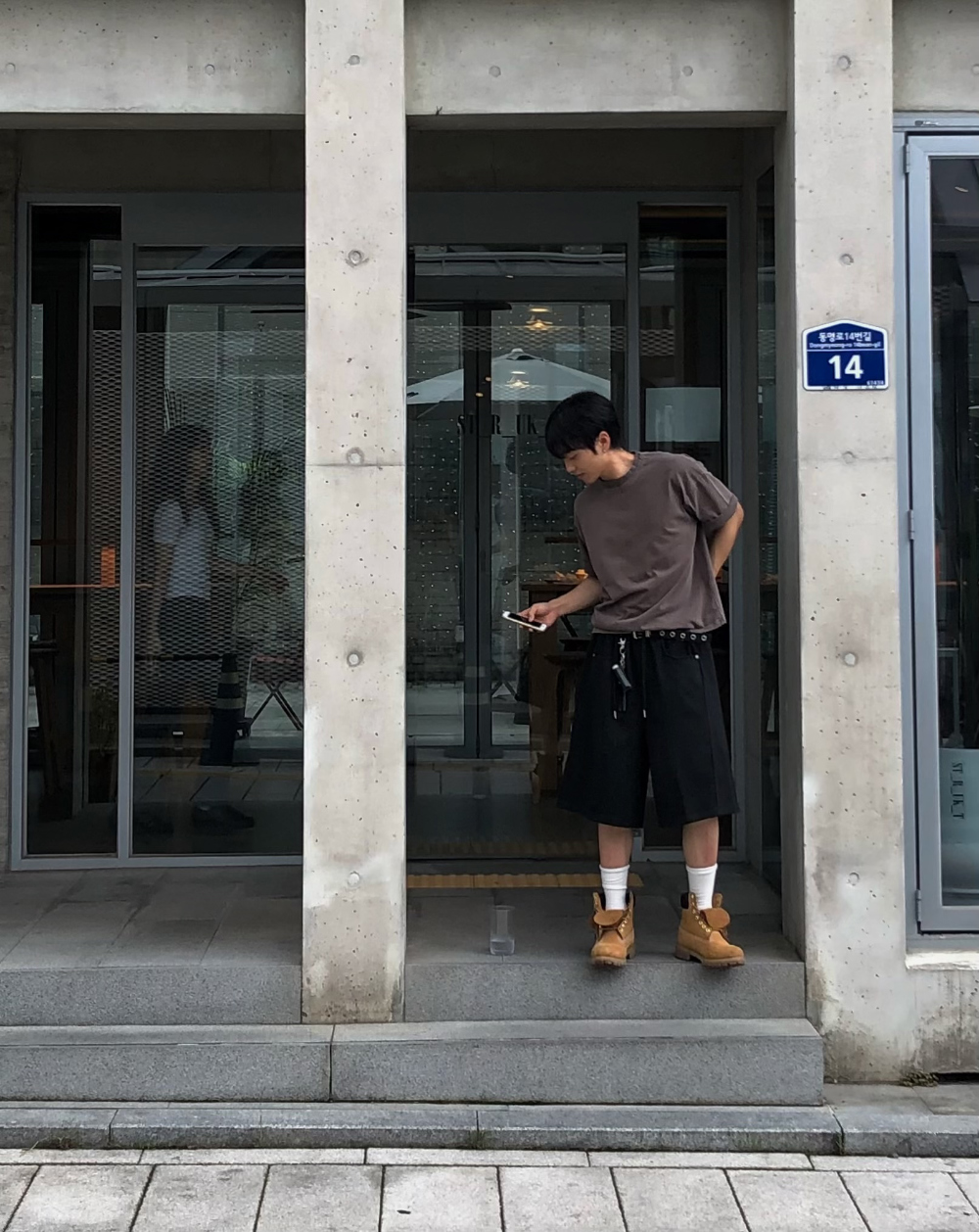 模特兒身穿短袖T卹 - S1L22