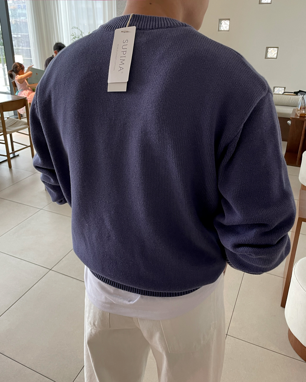긴팔 티셔츠 모델 착용 이미지-S2L10