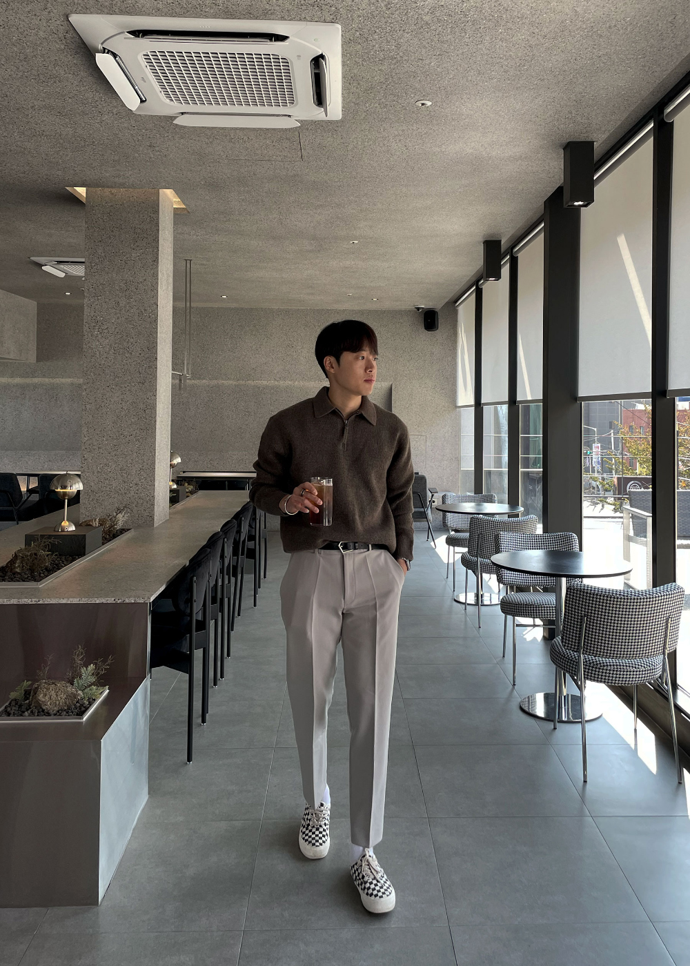 긴팔 티셔츠 모델 착용 이미지-S22L36