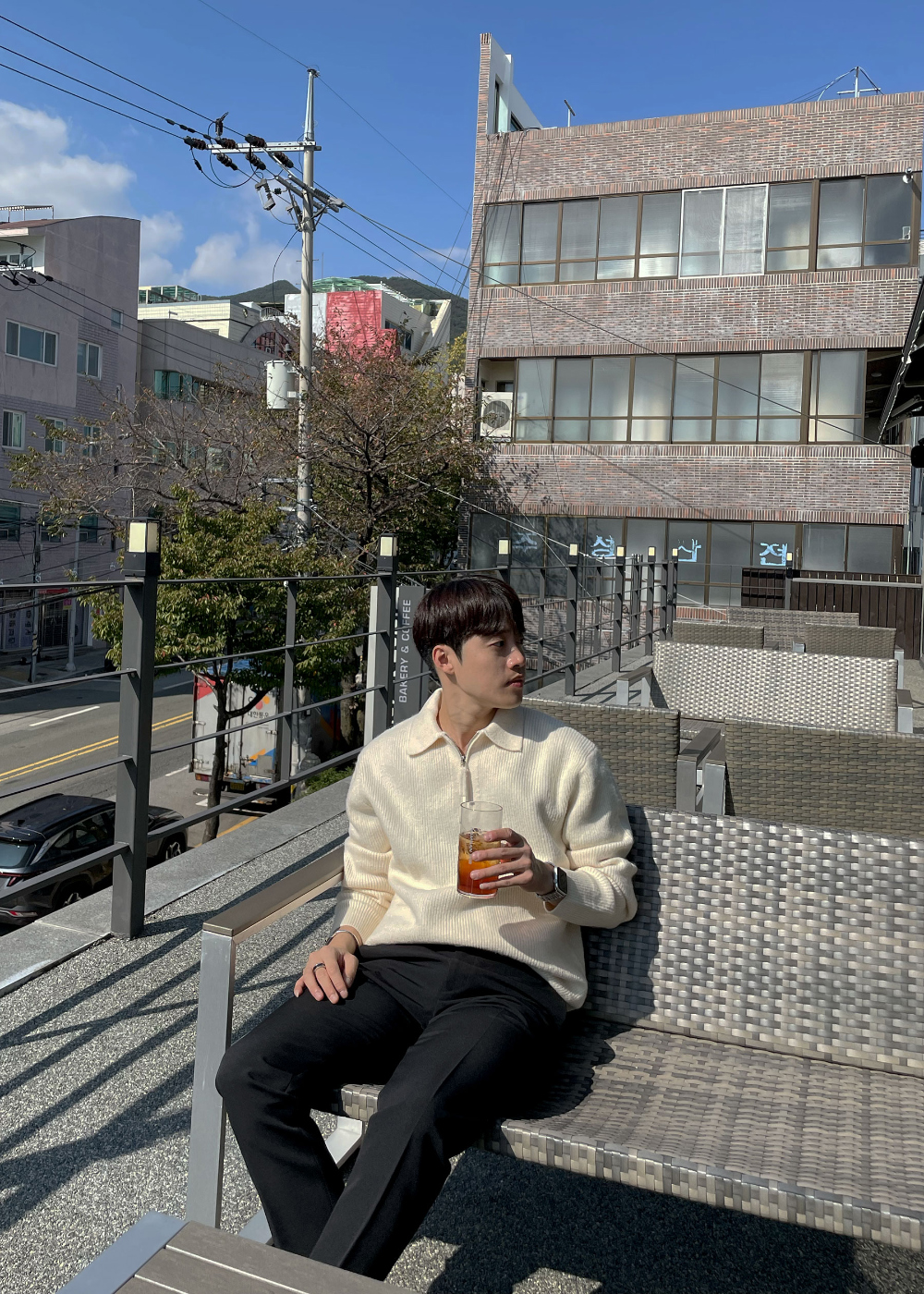 긴팔 티셔츠 모델 착용 이미지-S22L9