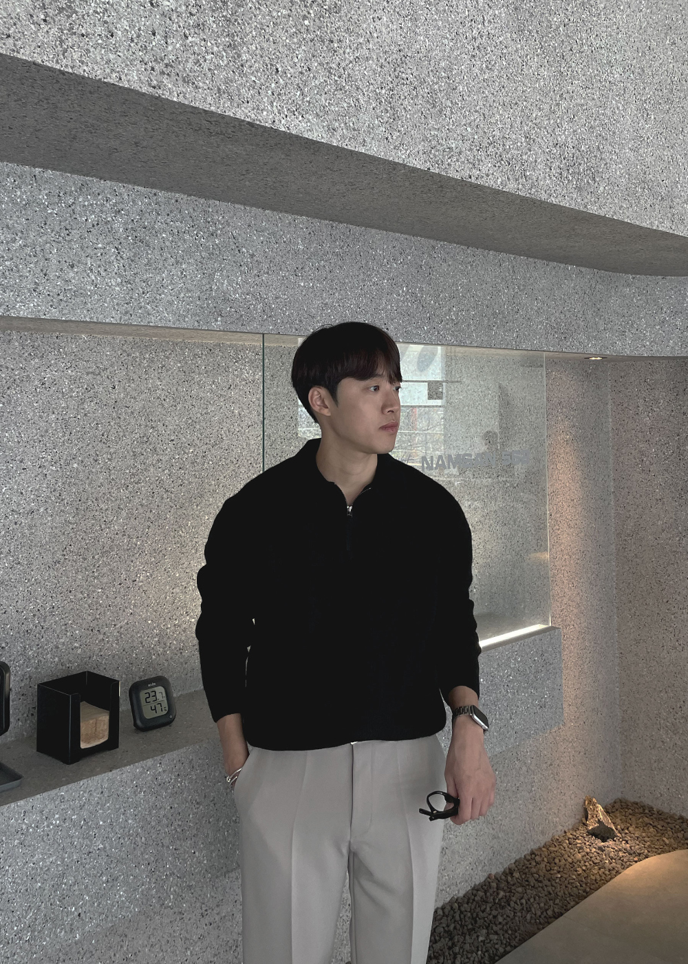 긴팔 티셔츠 모델 착용 이미지-S22L44