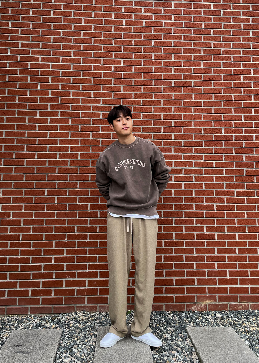 긴팔 티셔츠 모델 착용 이미지-S33L39