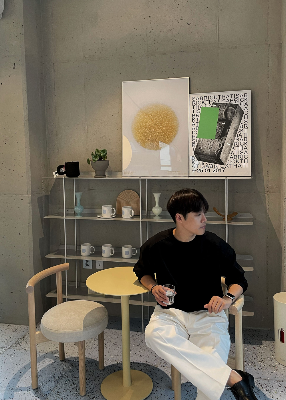 긴팔 티셔츠 모델 착용 이미지-S16L11