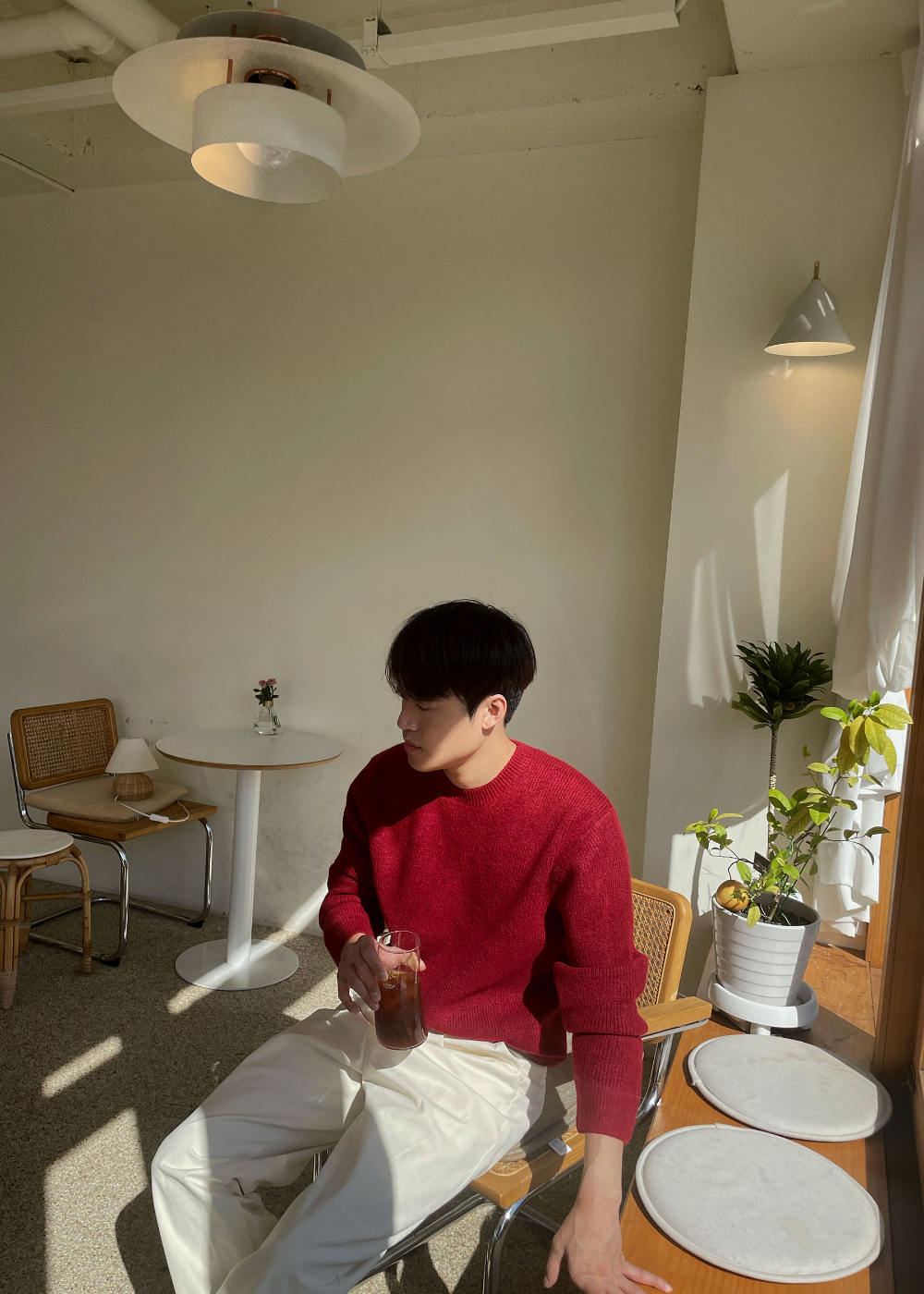 긴팔 티셔츠 모델 착용 이미지-S37L12