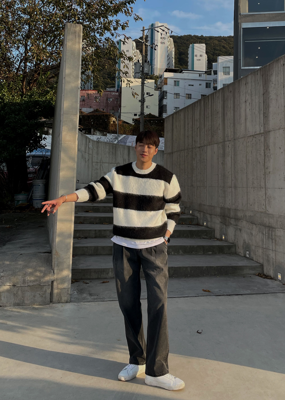 긴팔 티셔츠 모델 착용 이미지-S47L26