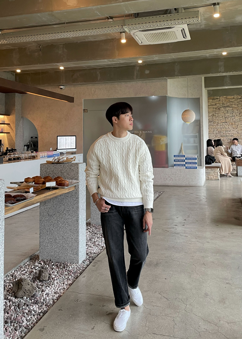 긴팔 티셔츠 모델 착용 이미지-S43L16