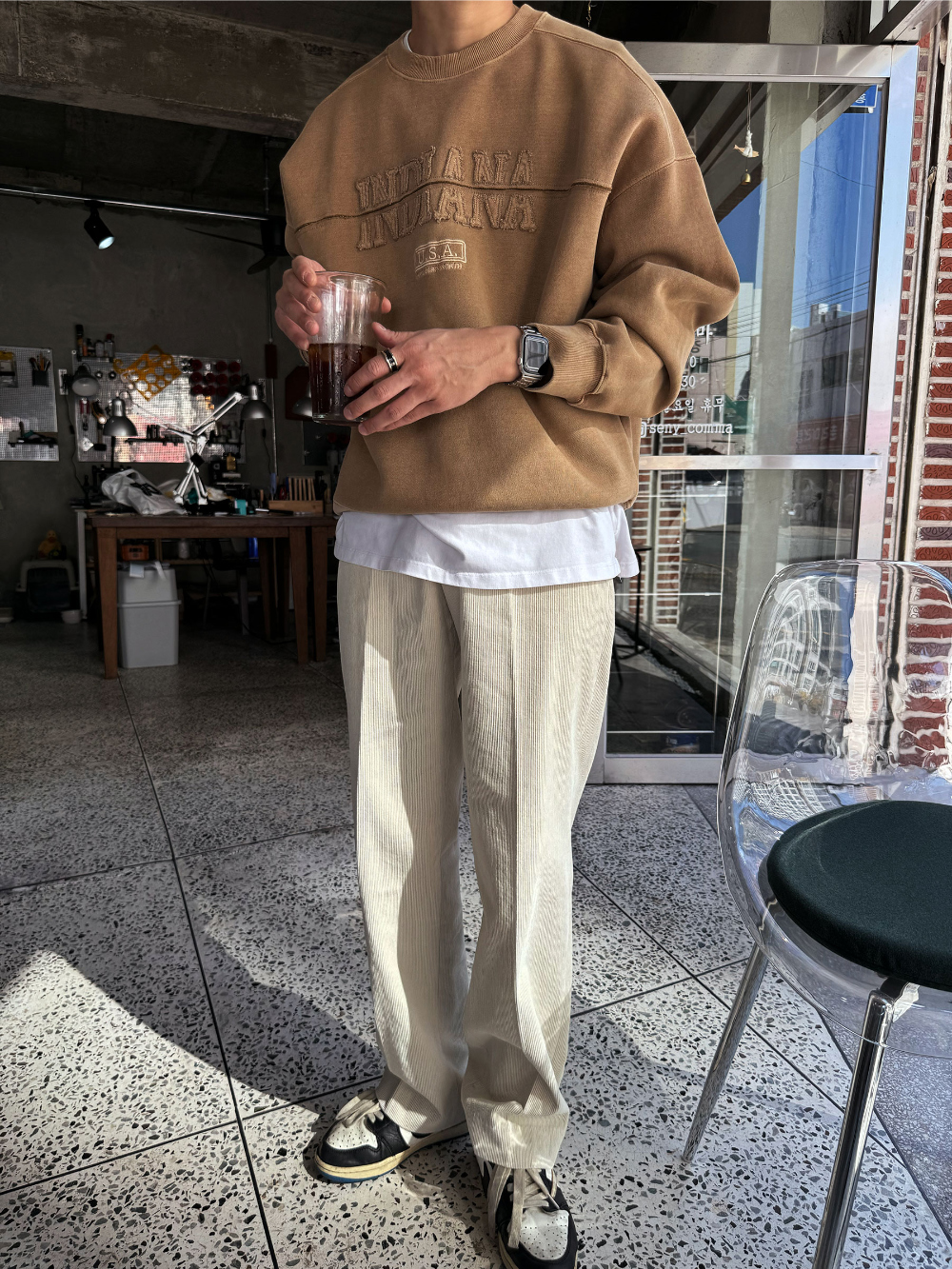 긴팔 티셔츠 모델 착용 이미지-S64L11