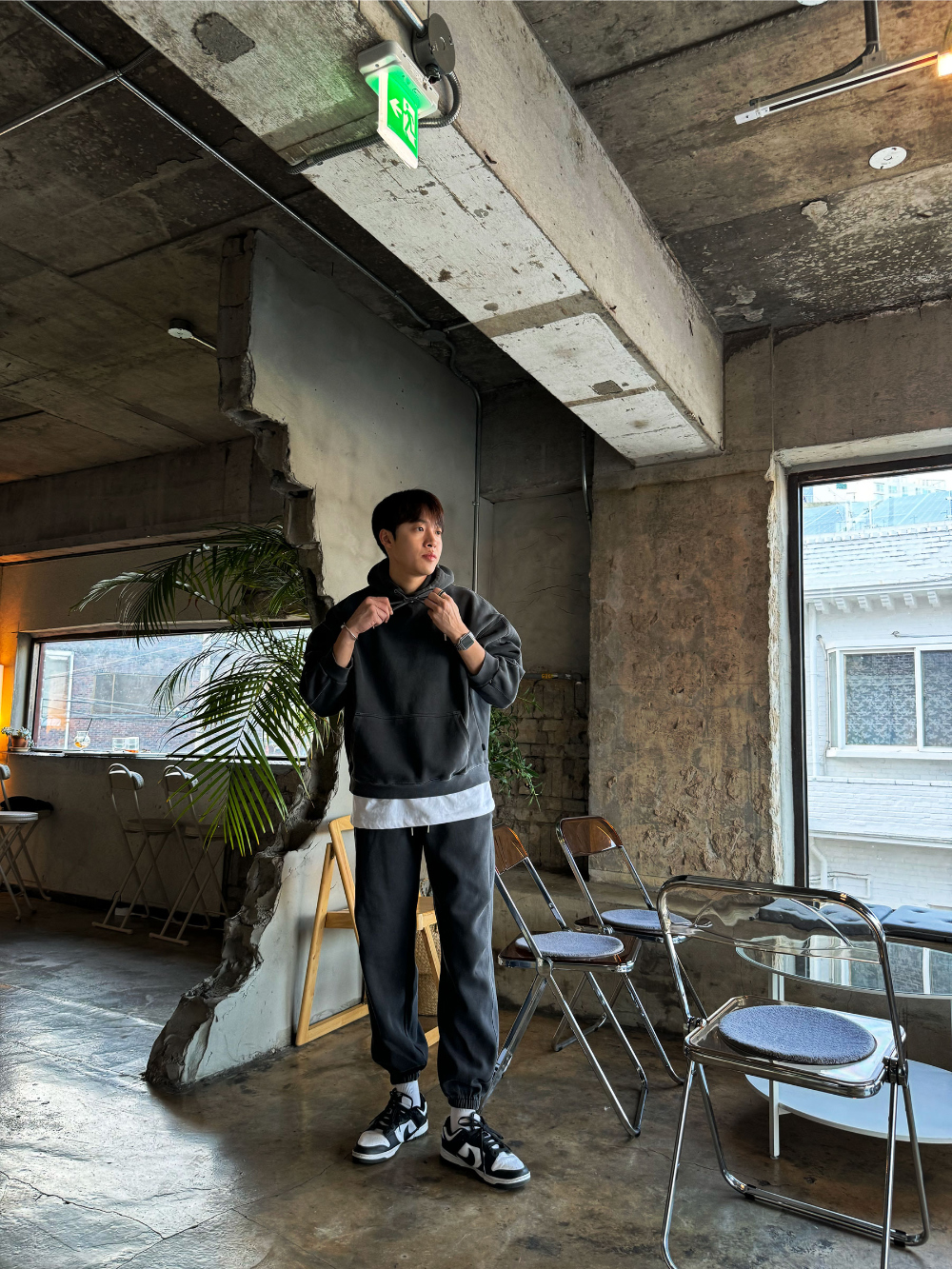바지 모델 착용 이미지-S44L3