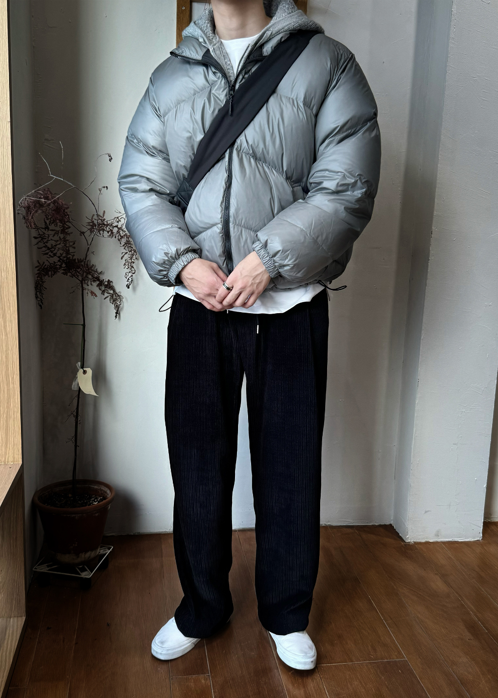 패딩 모델 착용 이미지-S62L13