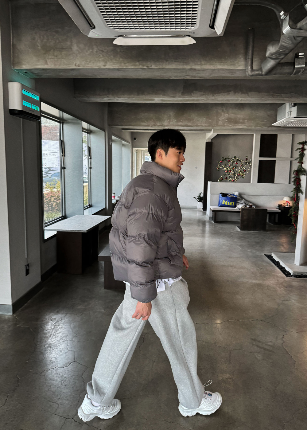 패딩 모델 착용 이미지-S66L18