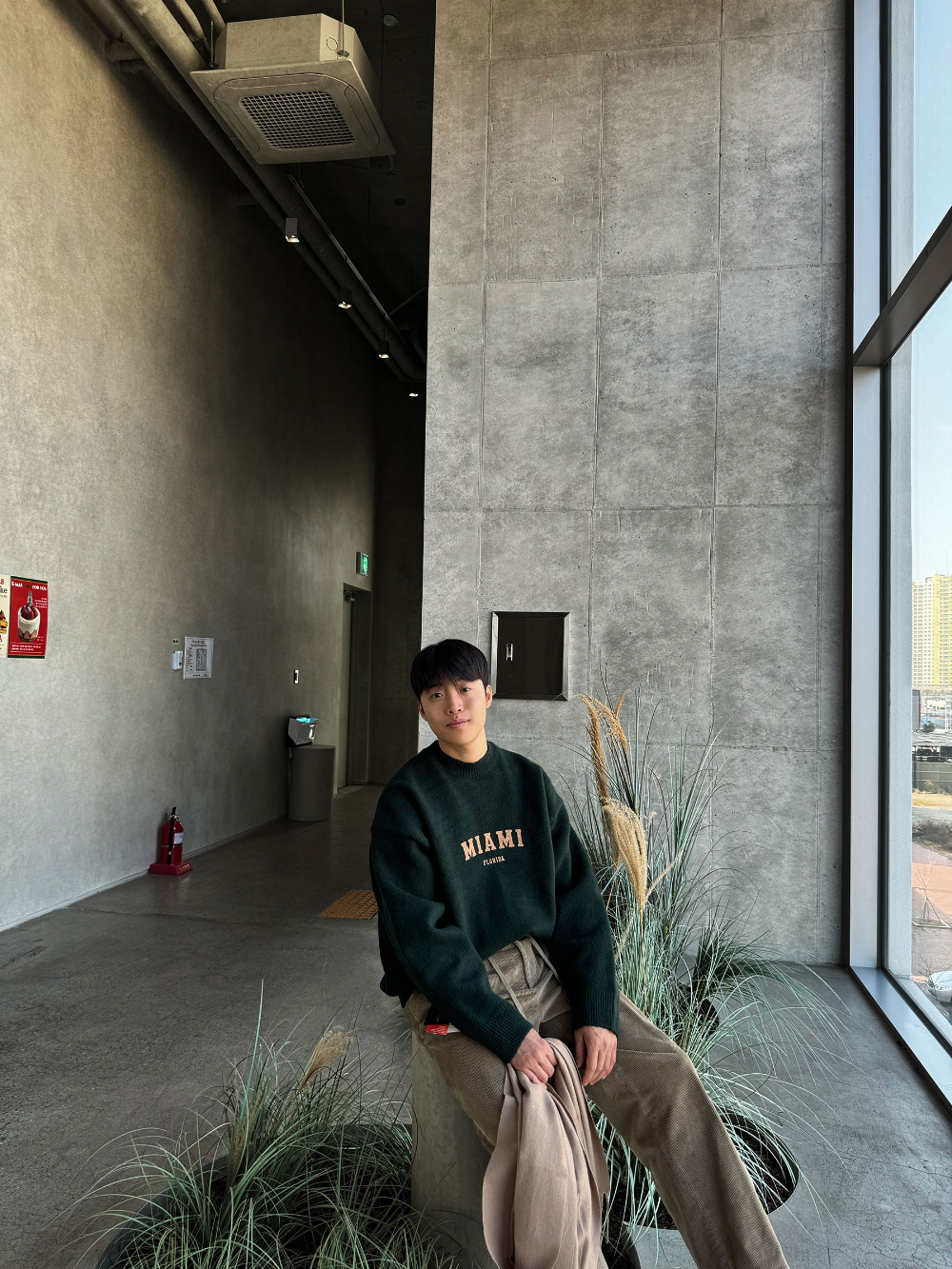가방 모델 착용 이미지-S69L19