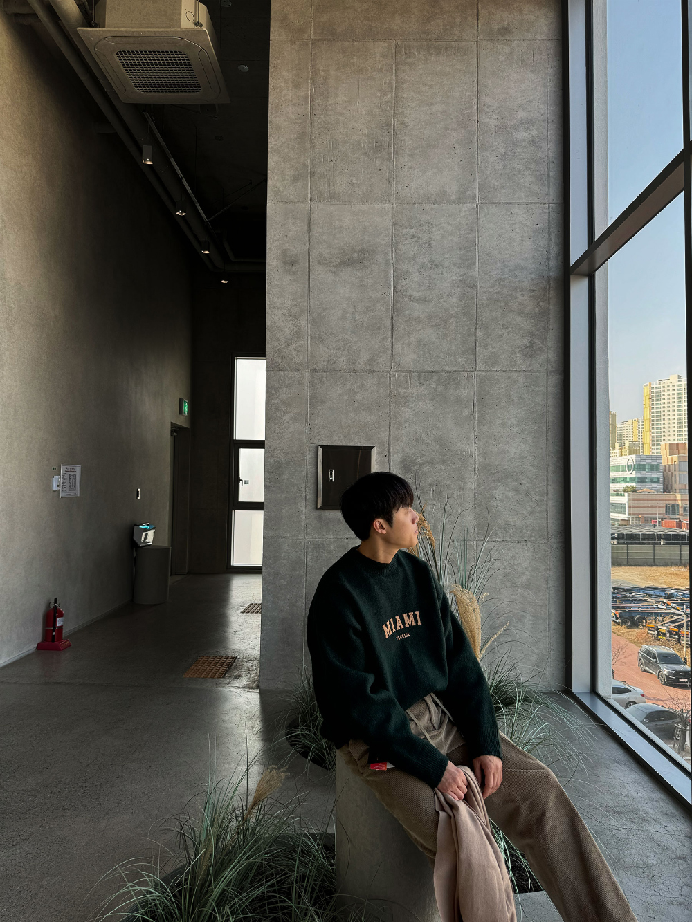 가방 모델 착용 이미지-S69L18