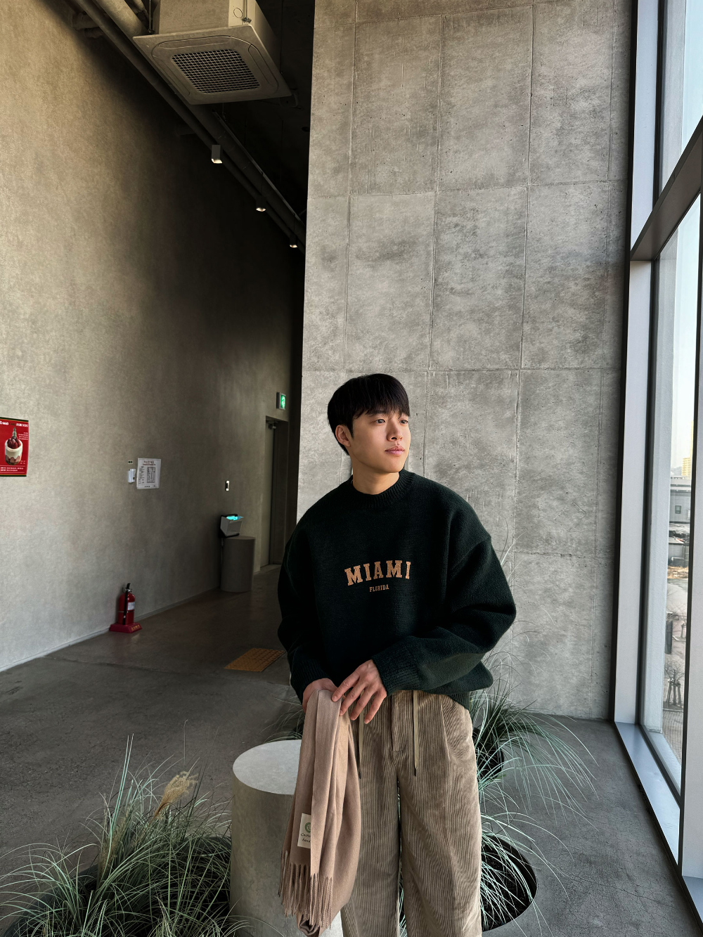 가방 모델 착용 이미지-S69L20