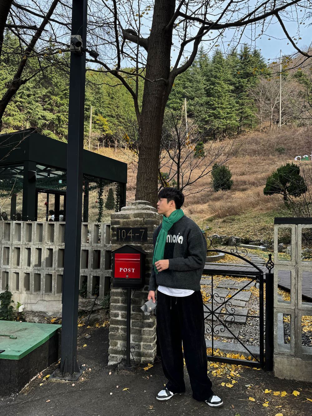 긴팔 티셔츠 모델 착용 이미지-S70L25