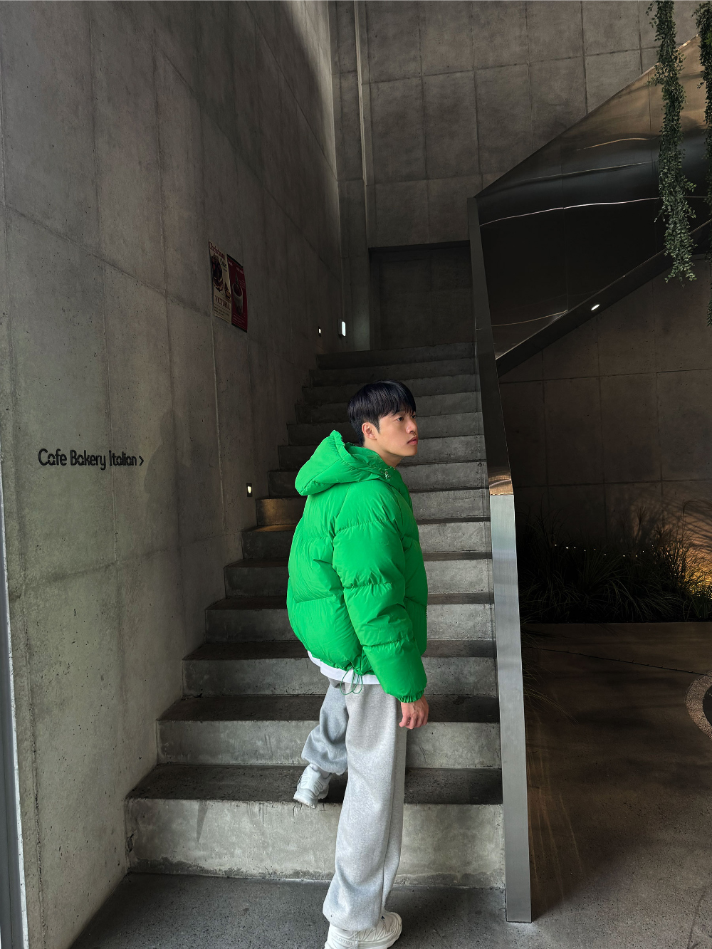 패딩 모델 착용 이미지-S63L11