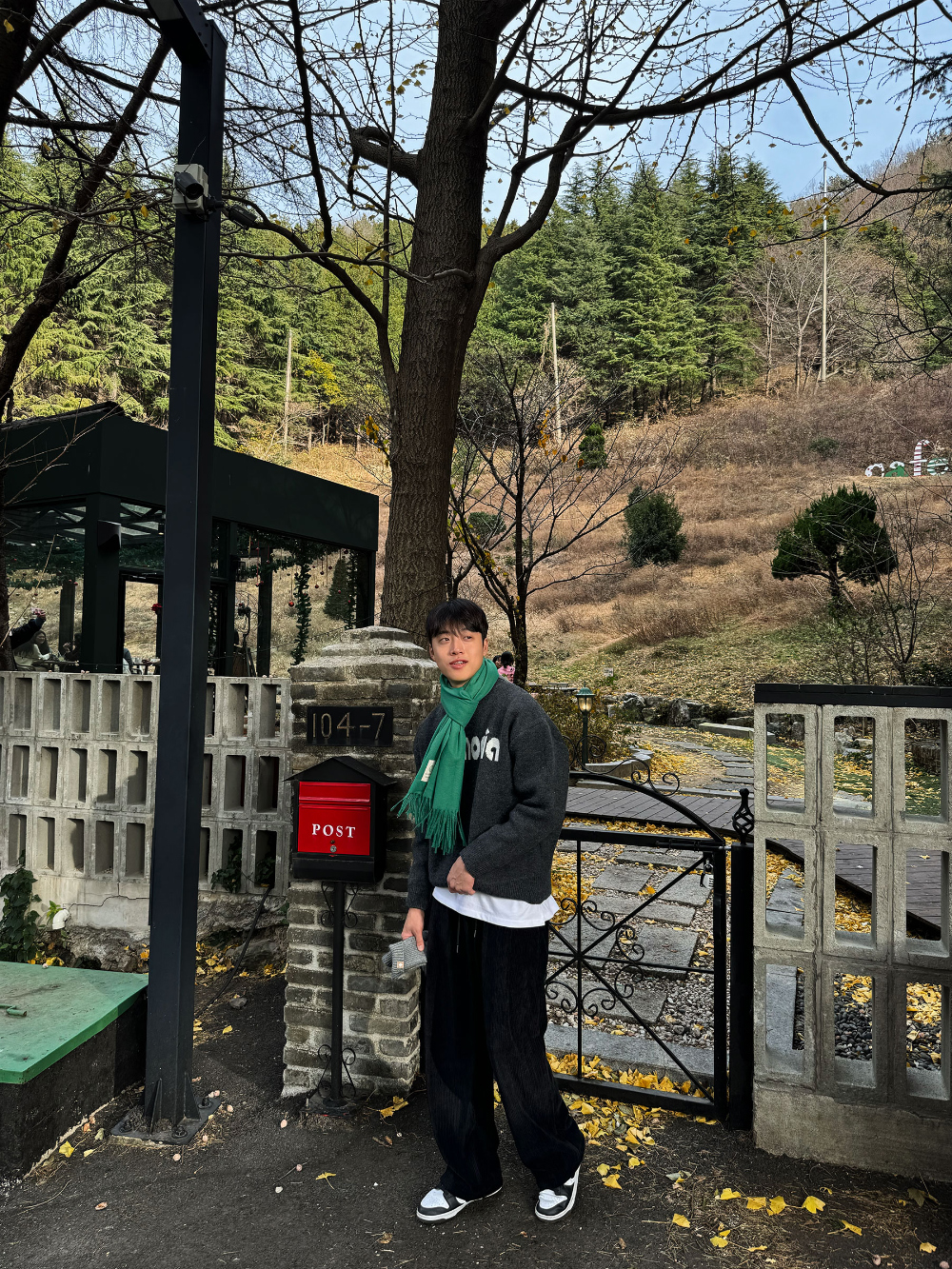 긴팔 티셔츠 모델 착용 이미지-S70L22