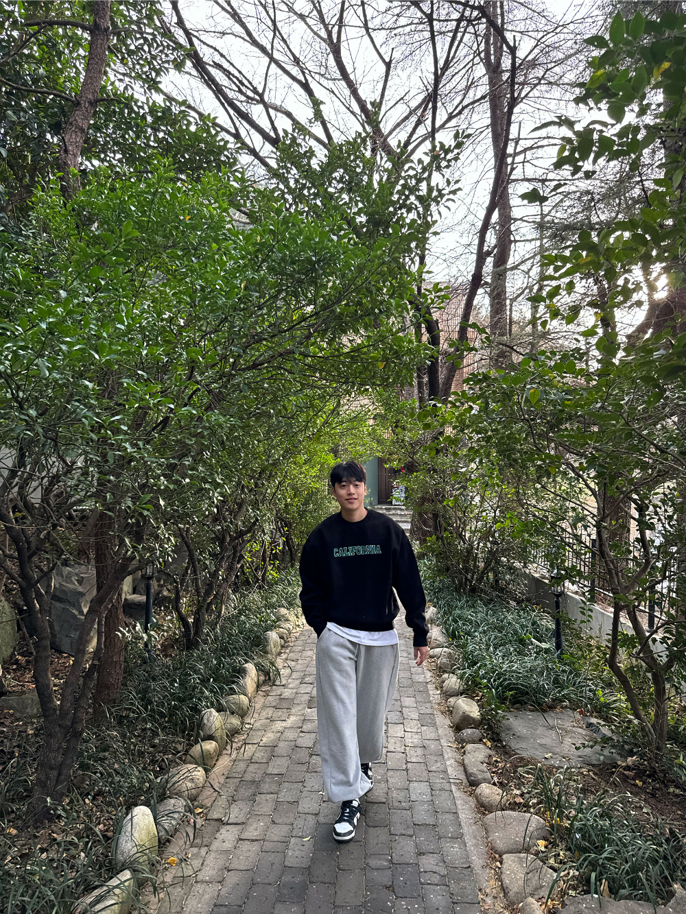 긴팔 티셔츠 모델 착용 이미지-S63L56