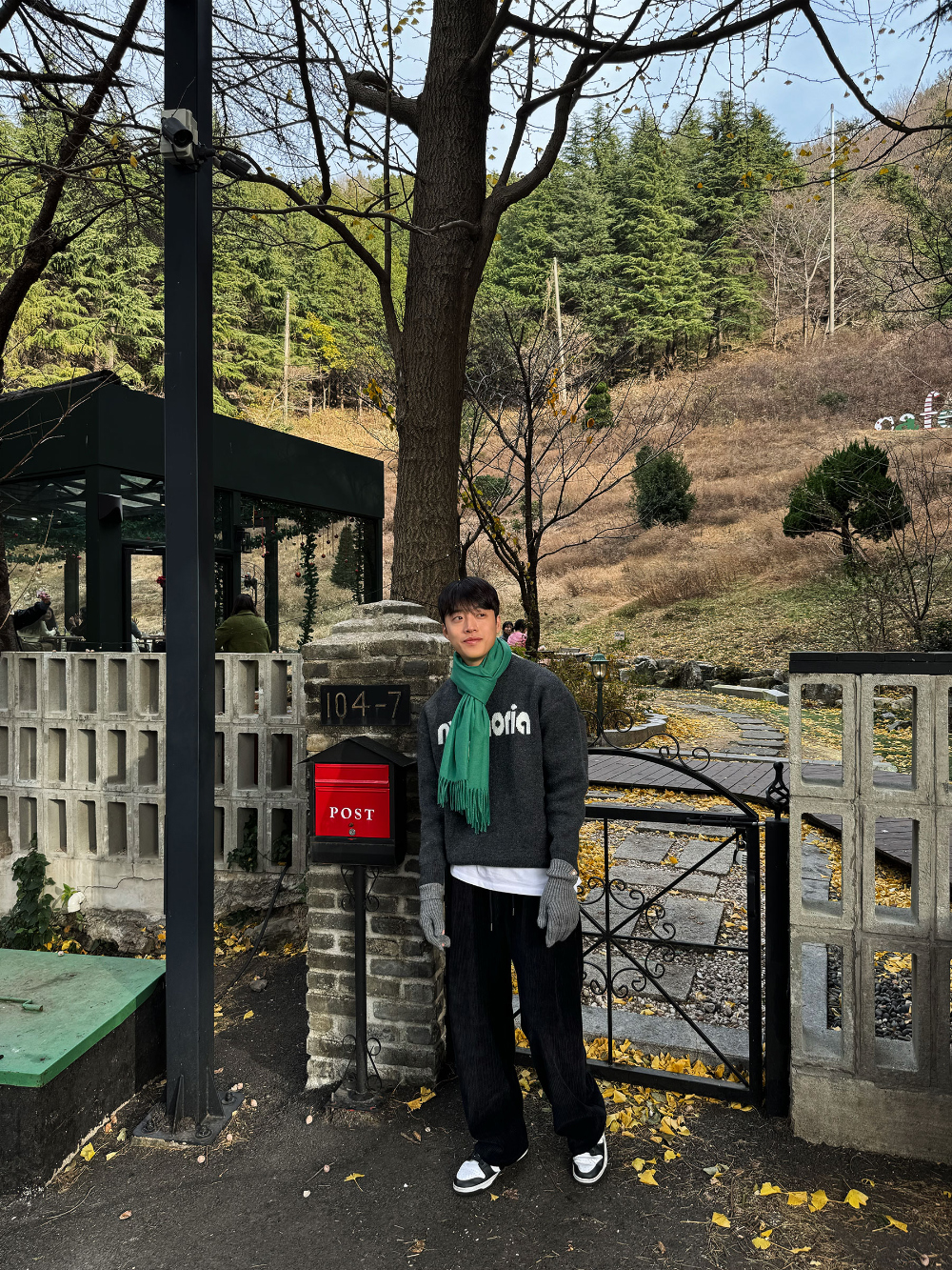 긴팔 티셔츠 모델 착용 이미지-S70L21