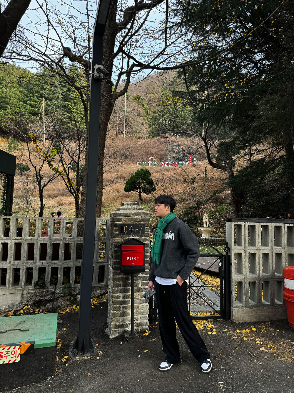 긴팔 티셔츠 모델 착용 이미지-S70L27