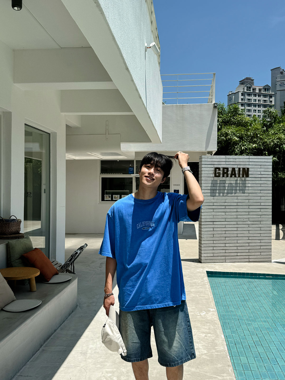 반팔 티셔츠 모델 착용 이미지-S103L13