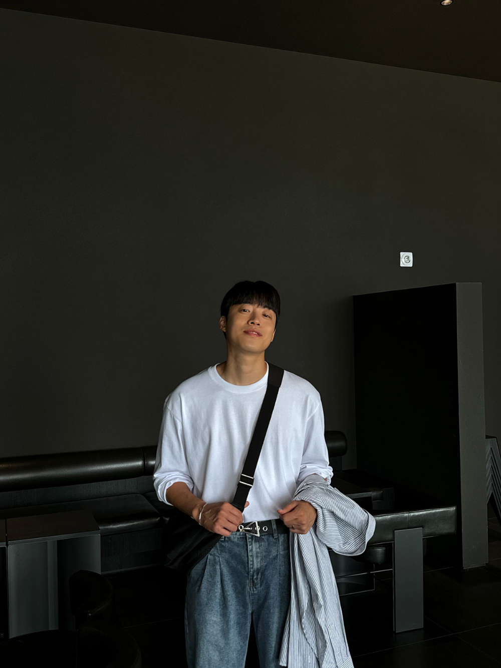 긴팔 티셔츠 모델 착용 이미지-S108L11