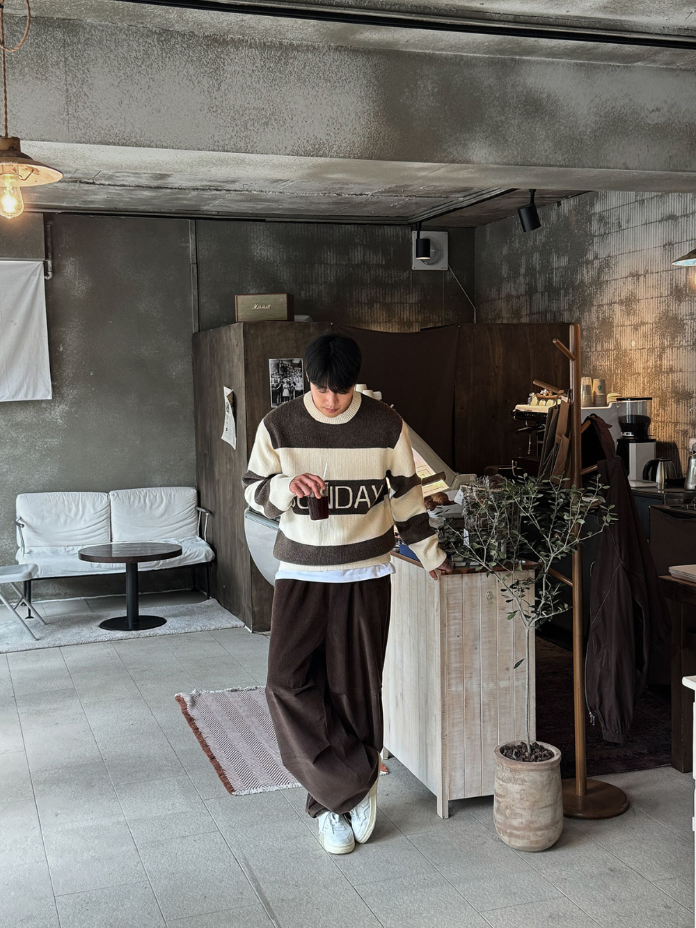 긴팔 티셔츠 모델 착용 이미지-S119L22