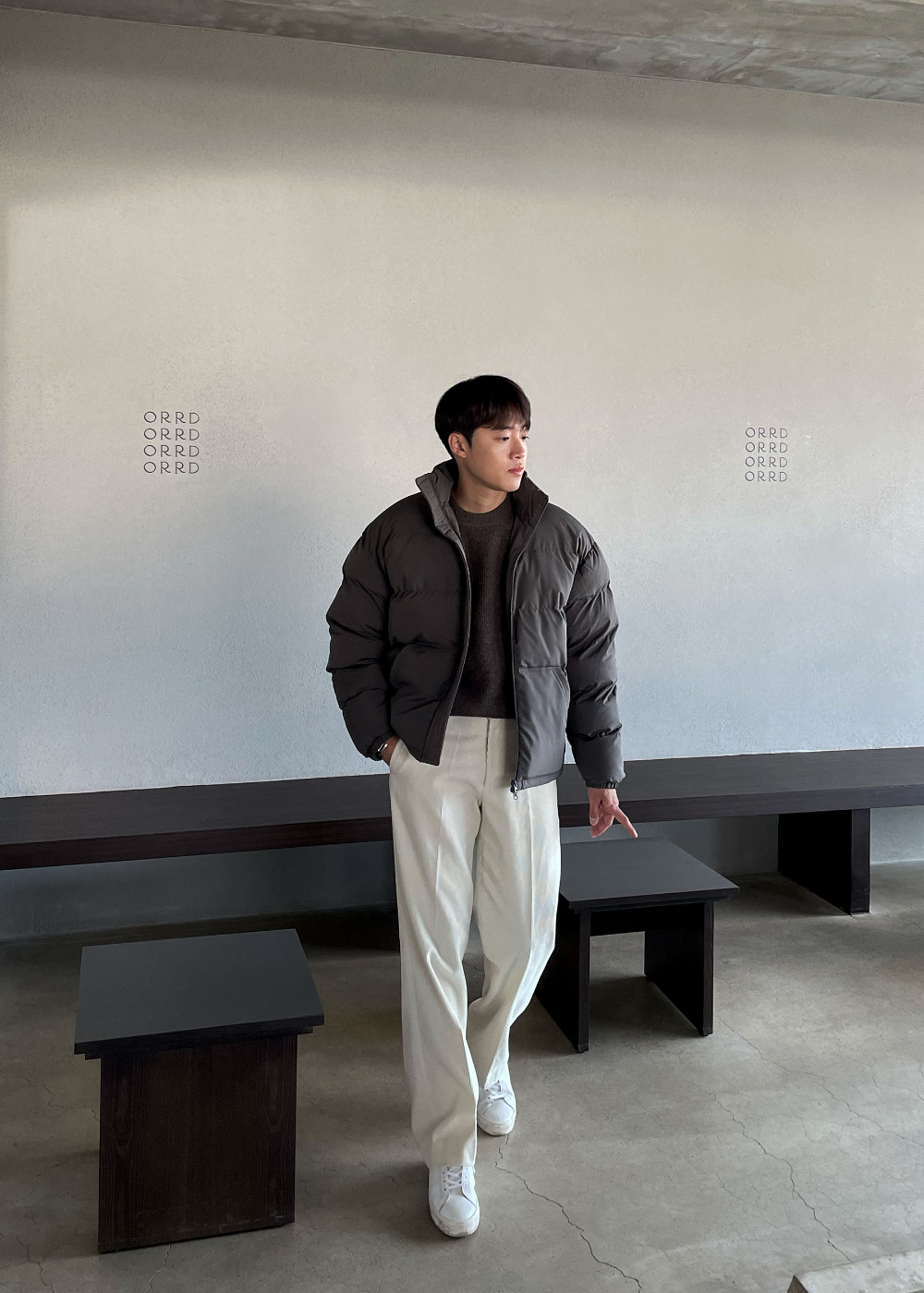 패딩 모델 착용 이미지-S74L49
