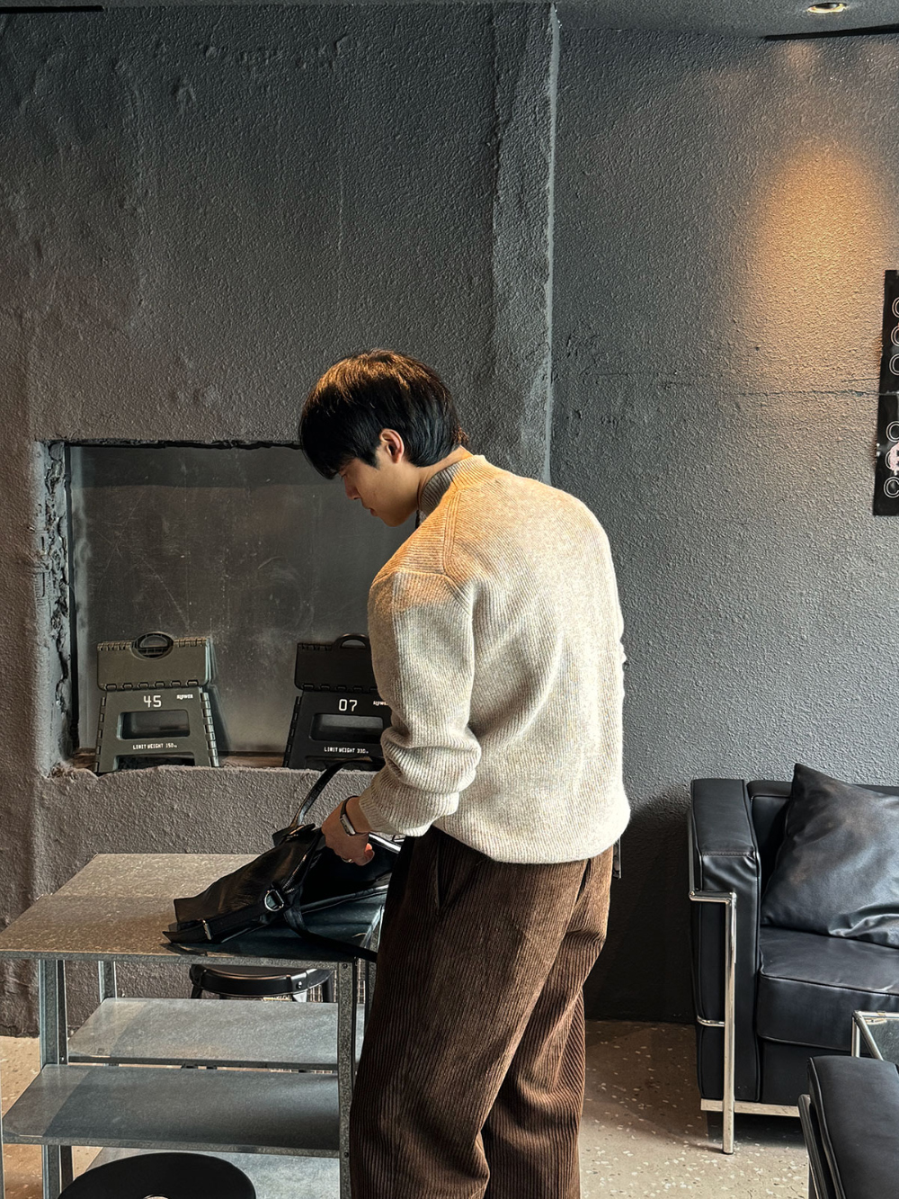 긴팔 티셔츠 모델 착용 이미지-S131L24