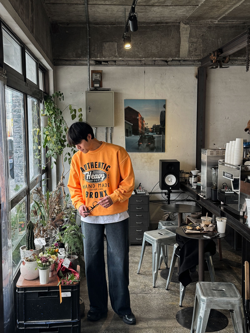 긴팔 티셔츠 모델 착용 이미지-S139L11