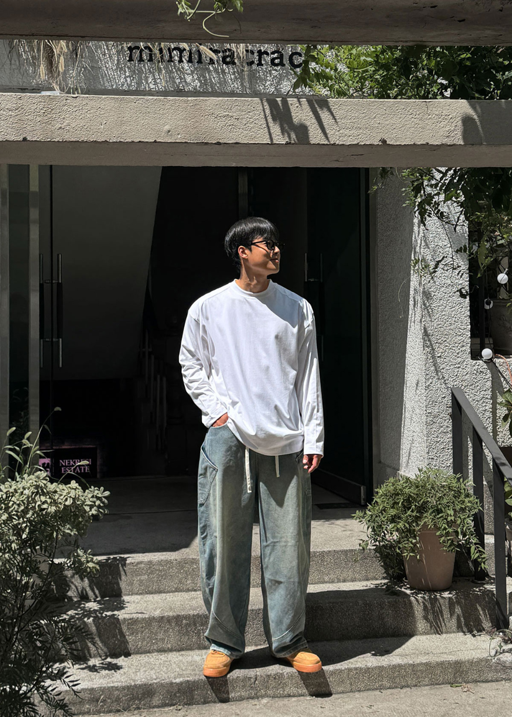 긴팔 티셔츠 모델 착용 이미지-S153L2